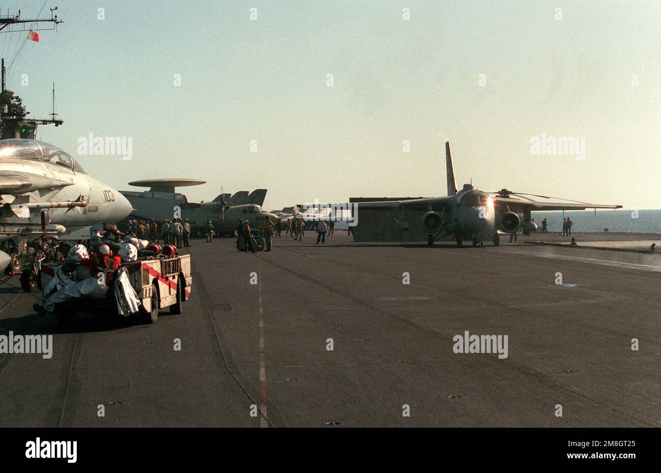 Eine Besatzung bereitet sich auf den Start eines Flugtest- und Auswertungsgeschwaders 1 (VX-1) es-3A Shadow auf dem Flugzeugträger USS SARATOGA (CV-60) während der NATO-Übung Display Determination '92 vor. Betreff Betrieb/Serie: ANZEIGEBESTIMMUNG '92 Land: Mittelmeer (MED) Stockfoto