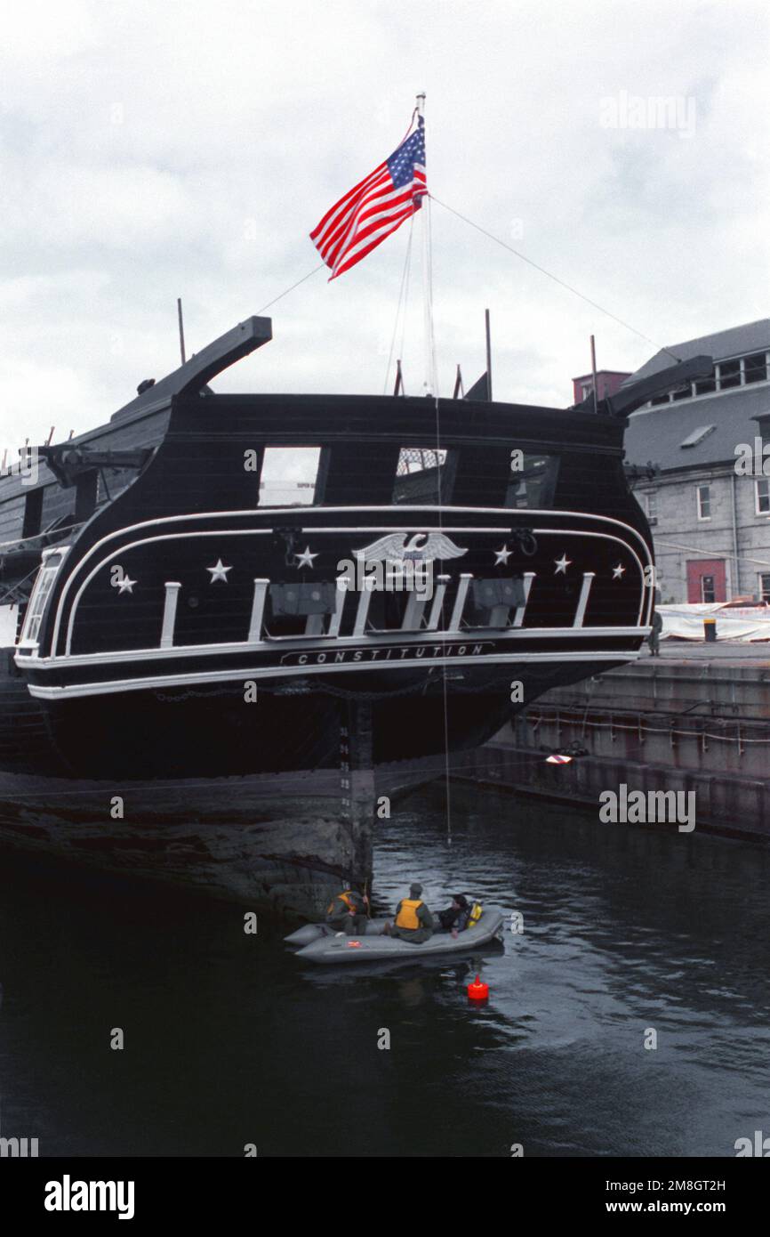 Ein Taucher bereitet sich darauf vor, den Rumpf der 44-Pistolen-Fregatte USS CONSTITUTION in einem Trockendock der Charleston Memorial Shipyard zu untersuchen. Das Schiff wird für die zweihundertjährige Feier in den Jahren 1997-1998 vorbereitet. Die VERFASSUNG wurde am 21. Oktober 1797 ins Leben gerufen und ist das älteste Schiff, das noch auf der Navy-Liste steht. Basis: Boston Bundesstaat: Massachusetts (MA) Land: Vereinigte Staaten von Amerika (USA) Stockfoto