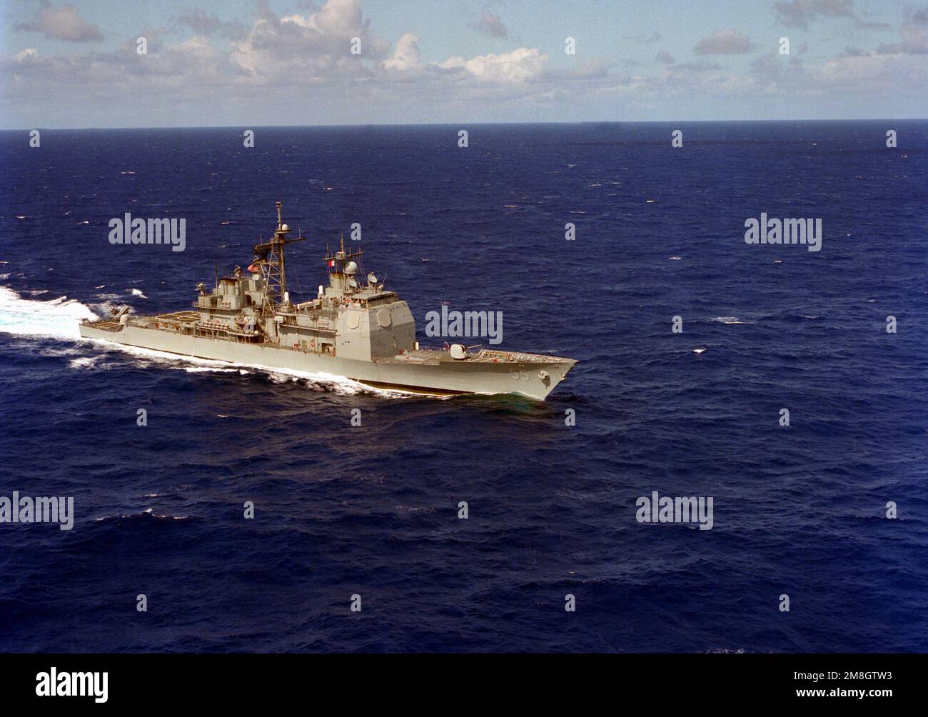 SteuerbordBugblick auf den laufenden geführten Raketenkreuzer USS