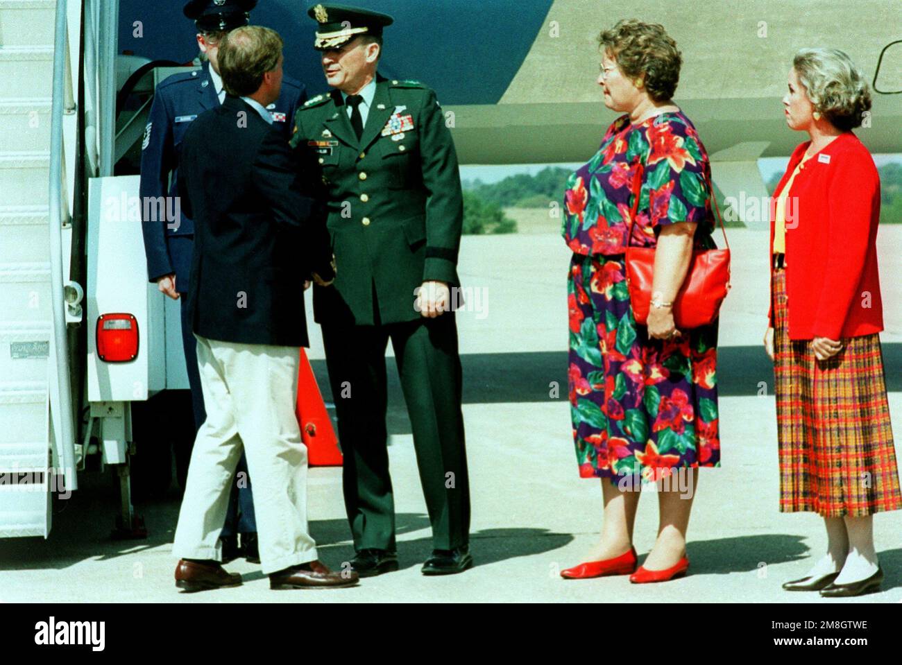 Vizepräsident Dan Quayle (links) wird auf dem Flugplatz der Robert Gray Army von Lieutenant General Horace G. Taylor begrüßt, der General III Corps und Fort Hood leitet, und Mrs. Taylor während des Zwischenstopps des Vizepräsidenten in Fort Hood, Killeen und Harker Heights, Texas. Basis: Fort Hood Bundesstaat: Texas (TX) Land: Vereinigte Staaten von Amerika (USA) Stockfoto