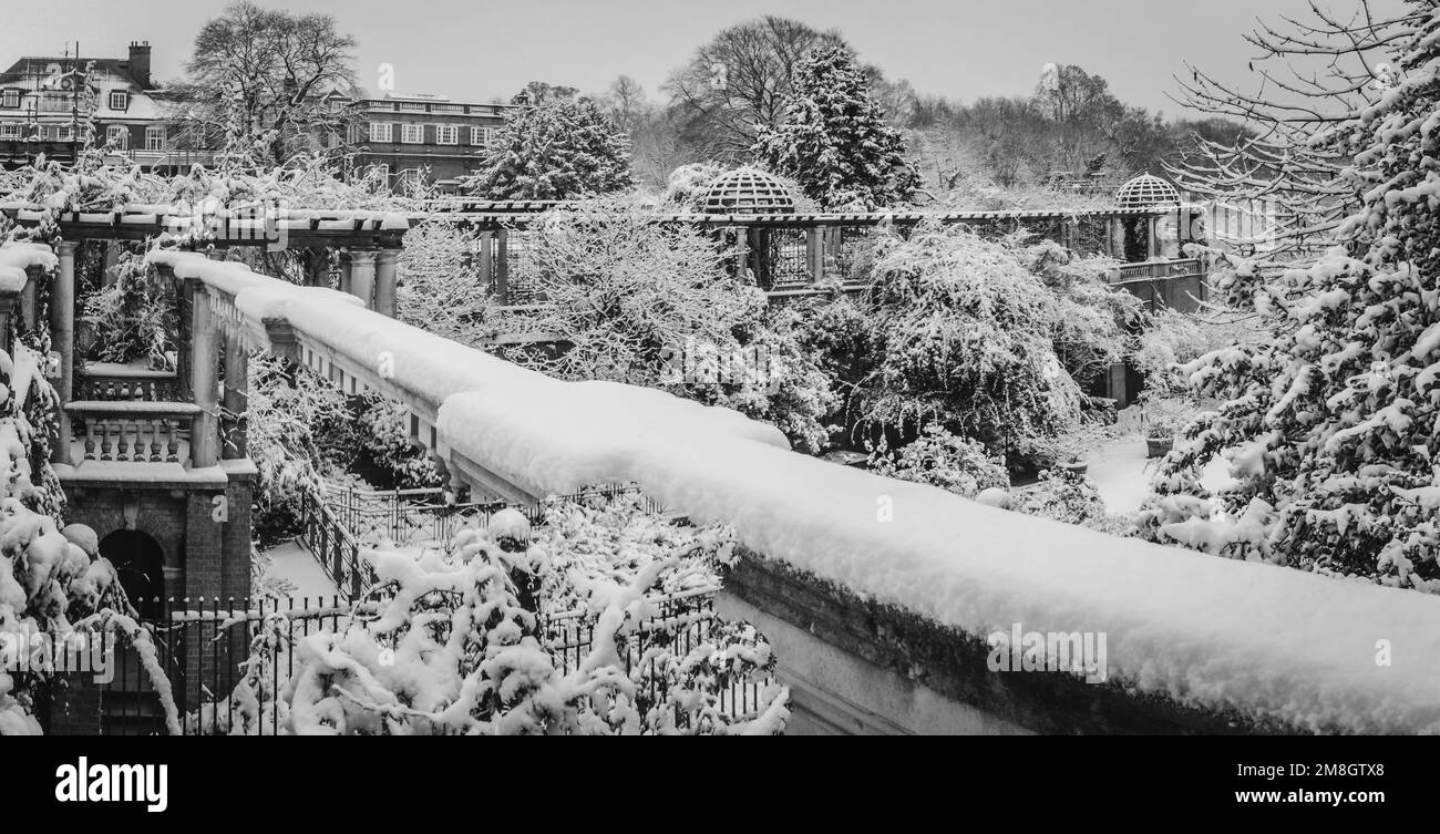 Der Hill Garden und Pergola in London, Hampstead, sind mit Schnee bedeckt. Stockfoto