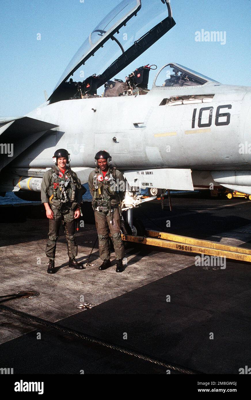 CMDR. Donnie L. Cochran, rechts, und sein Radarabfangoffizier posieren für ein Foto vor einem Kampfgeschwader 1 (VF-1) F-14A Tomcat an Bord des Flugzeugträgers USS RANGER (CV-61). Cochran ist der Executive Officer von VF-1. Land: Unbekannt Stockfoto