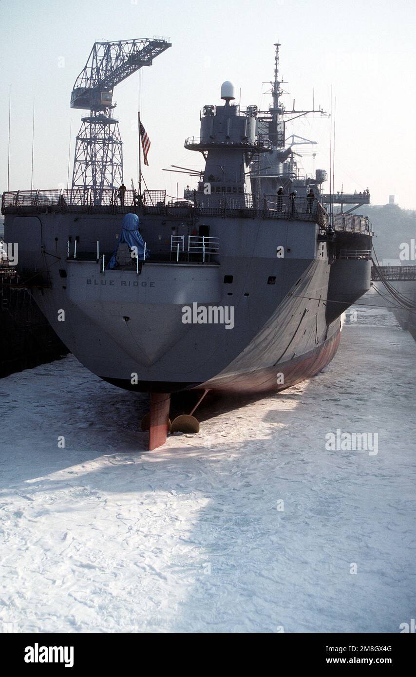 Trockendock Nr. 6 mit dem amphibischen Kommandoschiff USS BLUE RIDGE (LCC-19). Vor kurzem wurde eine planmäßige routinemäßige Wartung abgeschlossen, und das Schiff wird für Seeversuche vorbereitet. Basis: Marinewerkstatt, Yokosuka Land: Japan (JPN) Stockfoto