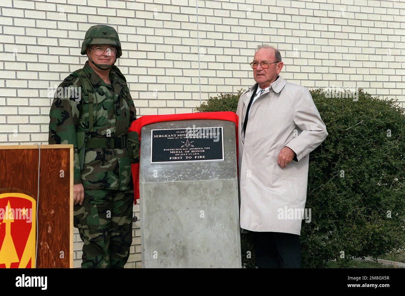 OBERST. George H. Sheldon Jr., 31. Air Defense Artillery Brigade Commander, und Jack W. Stout, Vater der SGT. Mitchell W. Stout, Gewinner der Vietnam-Ehrenmedaille (posthum), posieren neben dem zu Stouts Ehren errichteten Marker vor dem neuen Hauptquartier der Einheit. Das Hauptquartier wiederum wurde in Stouts Andenken benannt. Basis: Fort Hood Bundesstaat: Texas (TX) Land: Vereinigte Staaten von Amerika (USA) Stockfoto