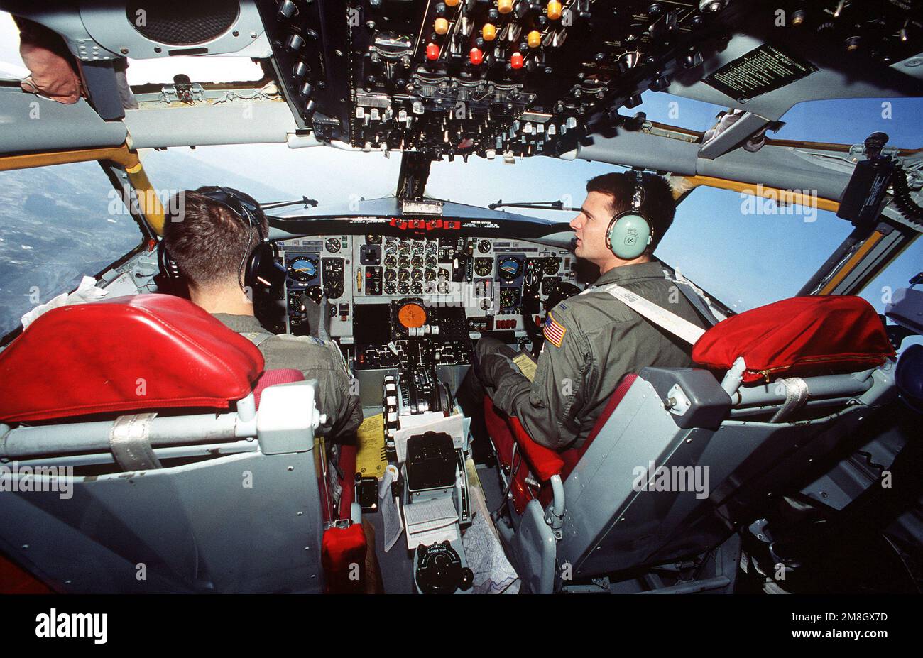 HAUPTMANN. James Hawk, Pilot, links und 1. LT. Michael Patterson, Kopilot, beide vom 310. Luftauftanker-Geschwader, fliegen ihr KC-135 Stratotanker-Flugzeug während einer Mission der Pacific Tanker Task Force. Stützpunkt: Osan Air Base Country: Südkorea Stockfoto