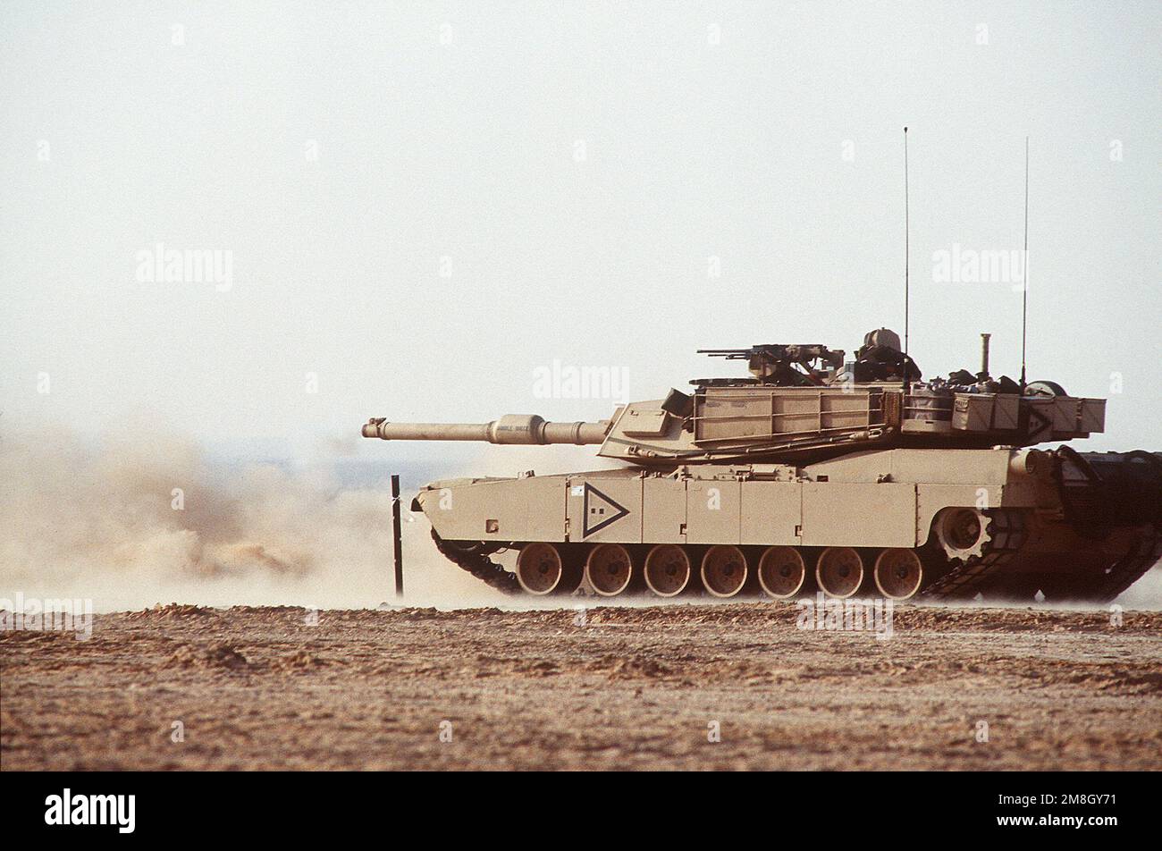 Mitglieder der 24. Infanteriedivision, Fort Stewart, GA, und der ägyptischen Armee führen eine Feuerübung am Murbarak Range in Ägypten mit einem M1A1 Abrams Main Battle Tank (MBT) durch. Betreff Betrieb/Serie: Bright Star 94 Basis: Kairo Land: Ägypten (EGY) Stockfoto