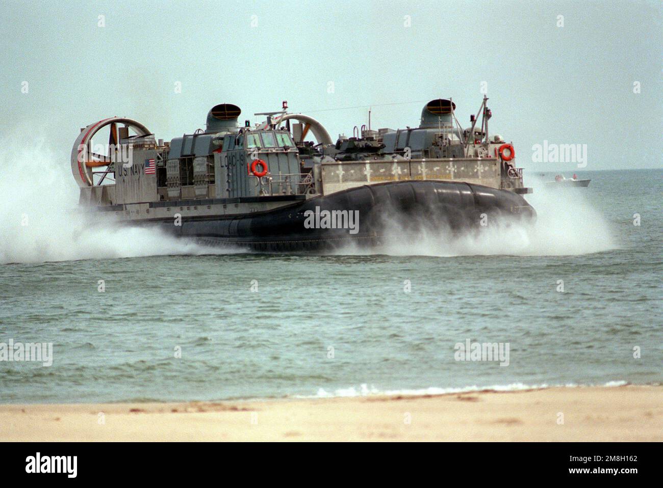 Das luftgepolsterte Landungsschiff LCAC-9 kommt während einer Amphibienübung an Land. Land: Unbekannt Stockfoto