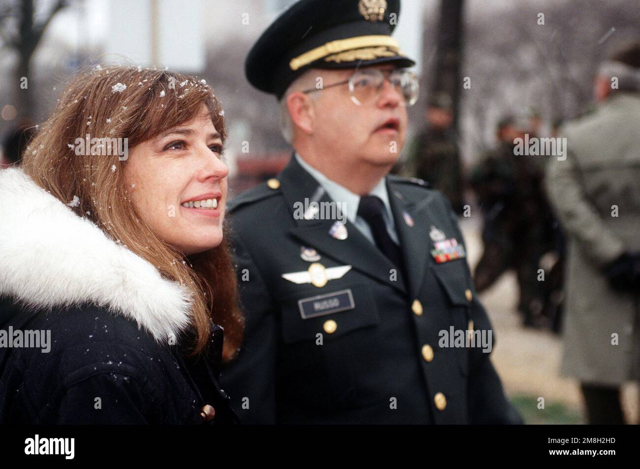 Frau Livingston, Unterstaatssekretärin der Armee für... und LTC Russo vom Eröffnungskomitee der Streitkräfte (AFIC), besichtigen die Parade während der Eröffnungsfeier am 10. 1993. Januar. Basis: Washington State: District of Columbia (DC) Land: Vereinigte Staaten von Amerika (USA) Stockfoto