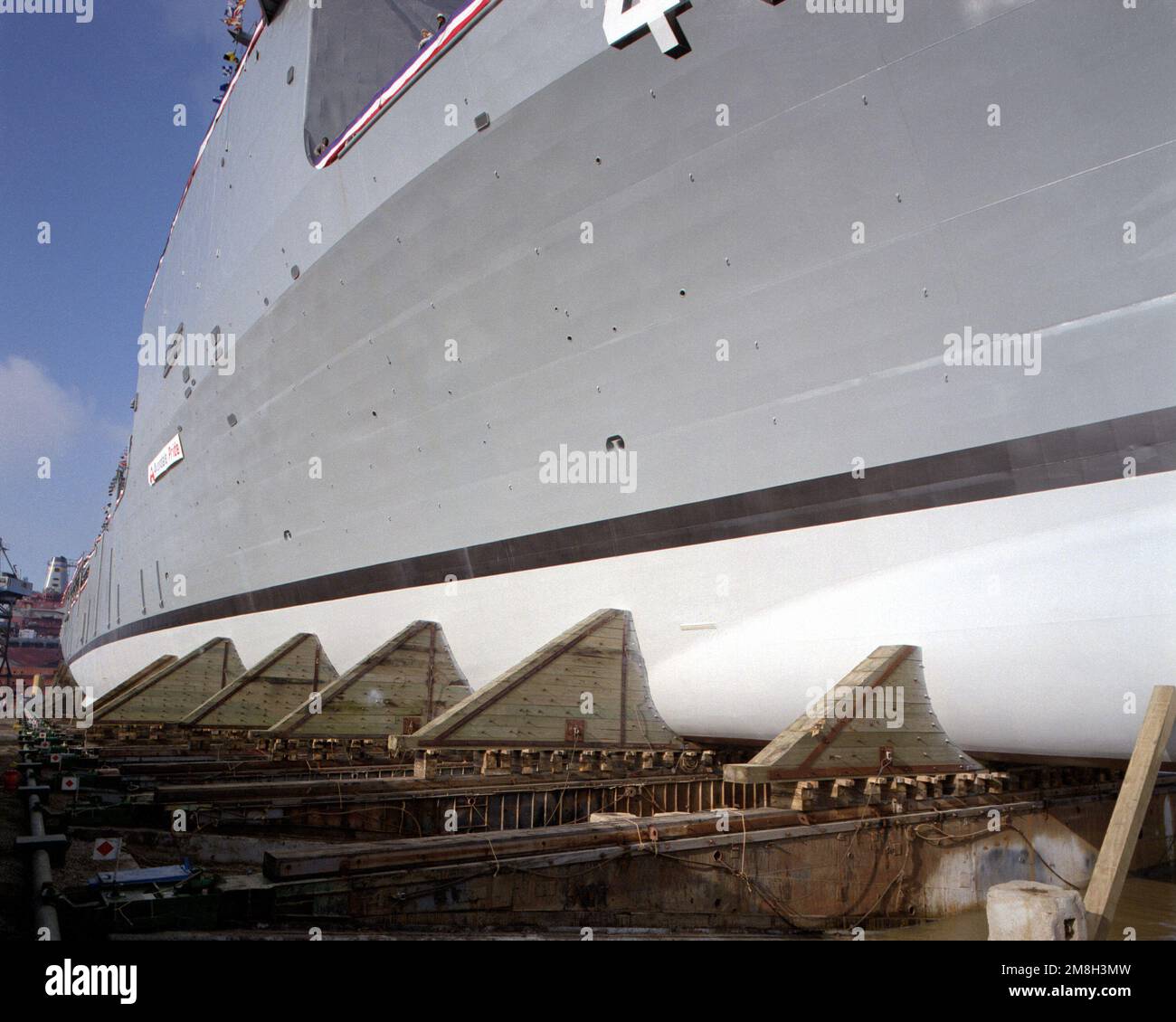 Nahaufnahme des Rumpfes des Anlegeschiffs HARPERS FERRY (LSD-49) auf den Wegen vor der Taufe und Startzeremonie in Avondale Shipyards. Basis: Avondale Bundesstaat: Louisiana (LA) Land: Vereinigte Staaten von Amerika (USA) Stockfoto