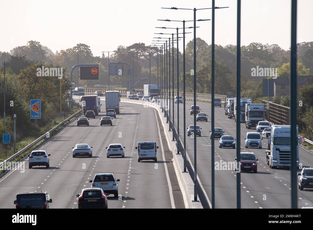 Datchet, Berkshire, Großbritannien. 6. Oktober 2022. Radargeräte zur Erkennung gestoppter Fahrzeuge auf der Smart Autobahn M4. Ein Teil des M4 wurde jetzt auf eine intelligente Autobahn aufgerüstet, die SVD-Radargeräte mit automatischer Unfallerkennung umfasst. Anschließend werden Warnmeldungen auf den deckenliegenden Gantry-Monitoren angebracht, die Autofahrer über defekte Fahrzeuge informieren und die entsprechende Spur schließen. Kredit: Maureen McLean/Alamy Stockfoto