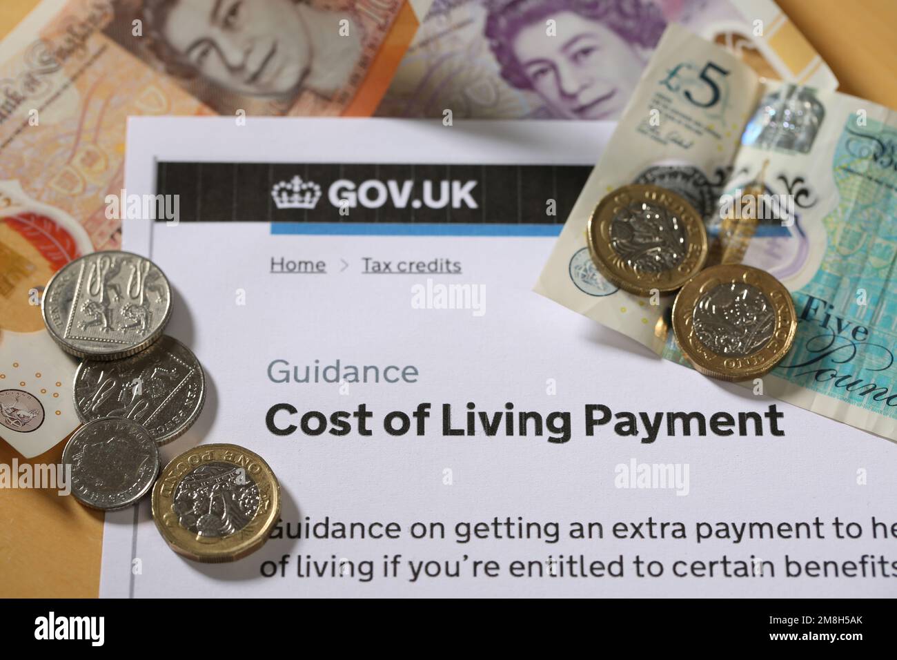 Die "Cost of Living Crisis" im Vereinigten Königreich. Zahlung der Lebenshaltungskosten der britischen Regierung zur Unterstützung von Menschen mit bestimmten Vergünstigungen oder Steuergutschriften. Stockfoto
