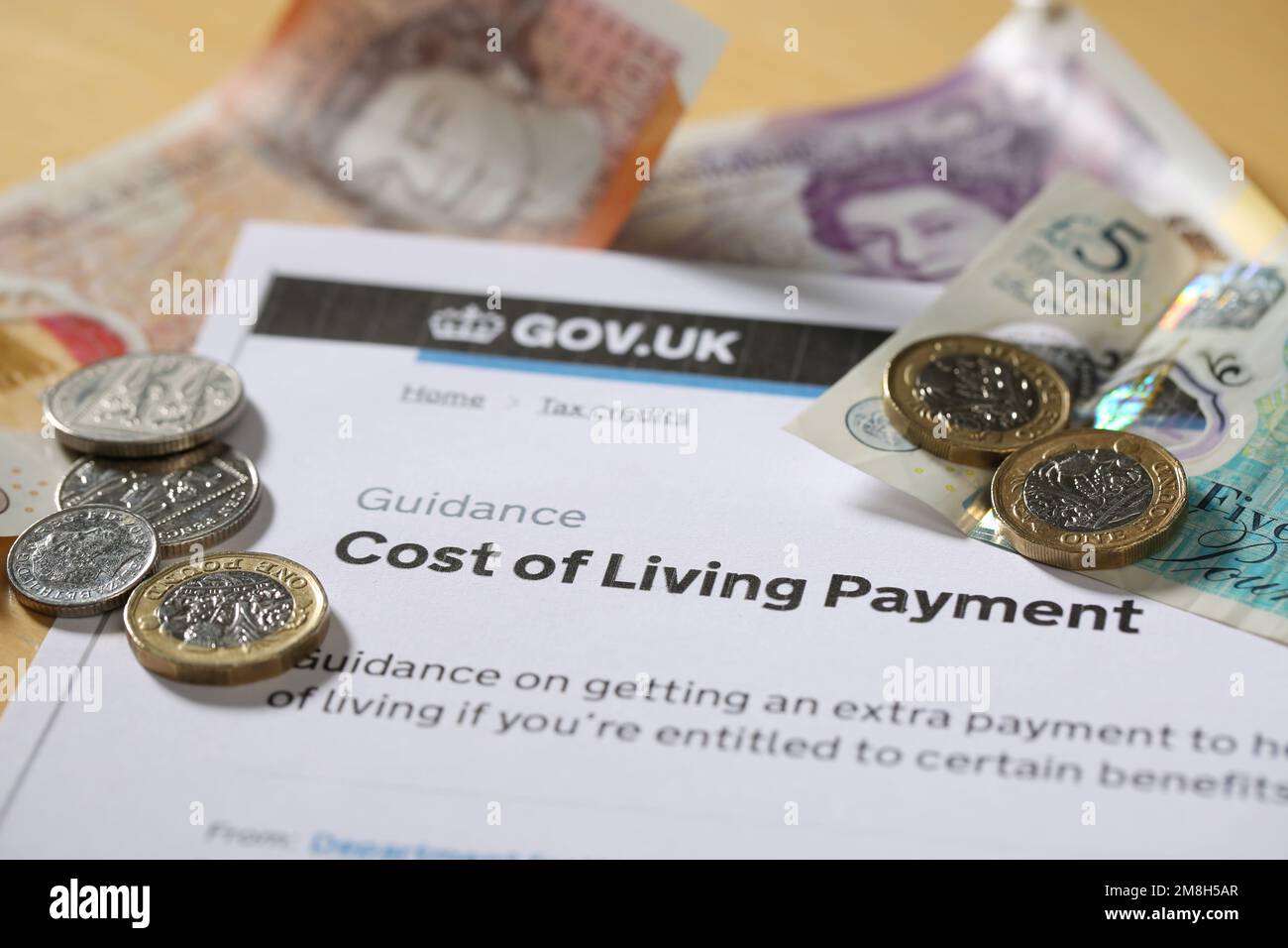 Die "Cost of Living Crisis" im Vereinigten Königreich. Zahlung der Lebenshaltungskosten der britischen Regierung zur Unterstützung von Menschen mit bestimmten Vergünstigungen oder Steuergutschriften. Stockfoto