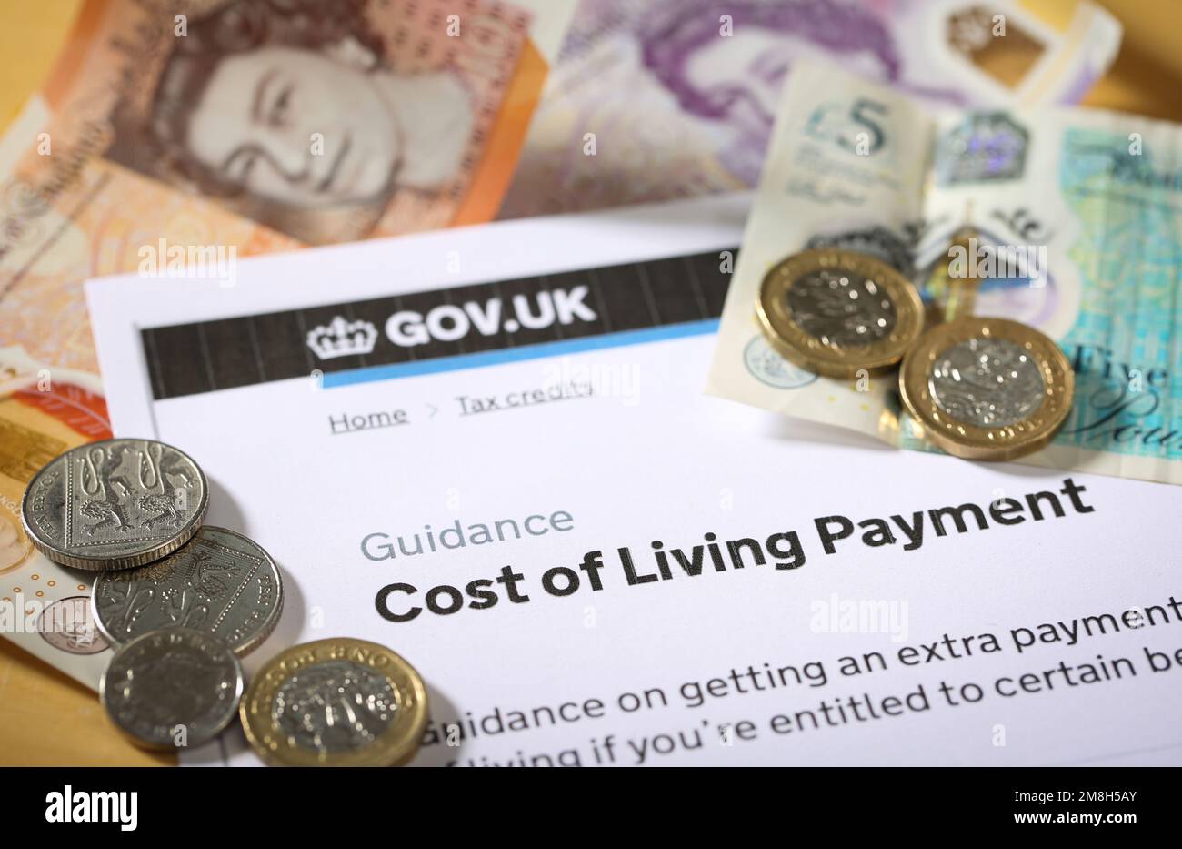 Die "Cost of Living Crisis" im Vereinigten Königreich. Zahlung der Lebenshaltungskosten der britischen Regierung zur Unterstützung von Menschen mit bestimmten Vergünstigungen oder Steuergutschriften. Stockfoto
