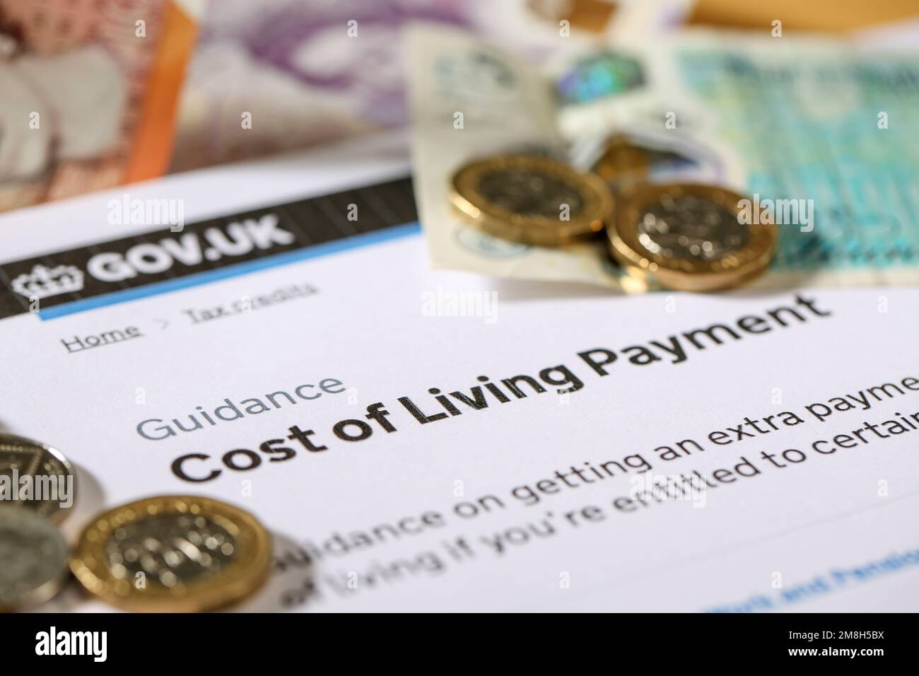 Die "Cost of Living Crisis" im Vereinigten Königreich. Zahlung der Lebenshaltungskosten der britischen Regierung zur Unterstützung von Menschen mit bestimmten Vergünstigungen oder Steuergutschriften. Stockfoto