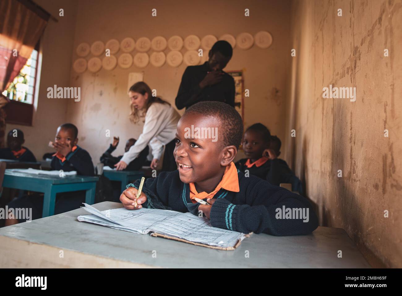 22.05.2022 Mwanza, Tansania - glückliche Kinder, die in einer ländlichen Schule in Afrika studieren Stockfoto