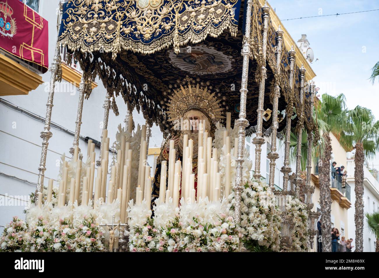 Detail eines Throns mit Madonna-Statue bei einer Osterparade während der Heiligen Woche oder Semana Santa in Cadiz, Spanien Stockfoto