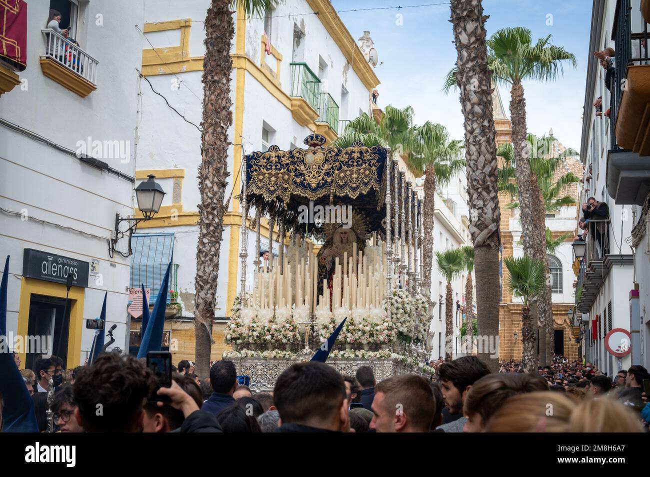 Detail eines Throns mit Madonna-Statue bei einer Osterparade während der Heiligen Woche oder Semana Santa in Cadiz, Spanien Stockfoto