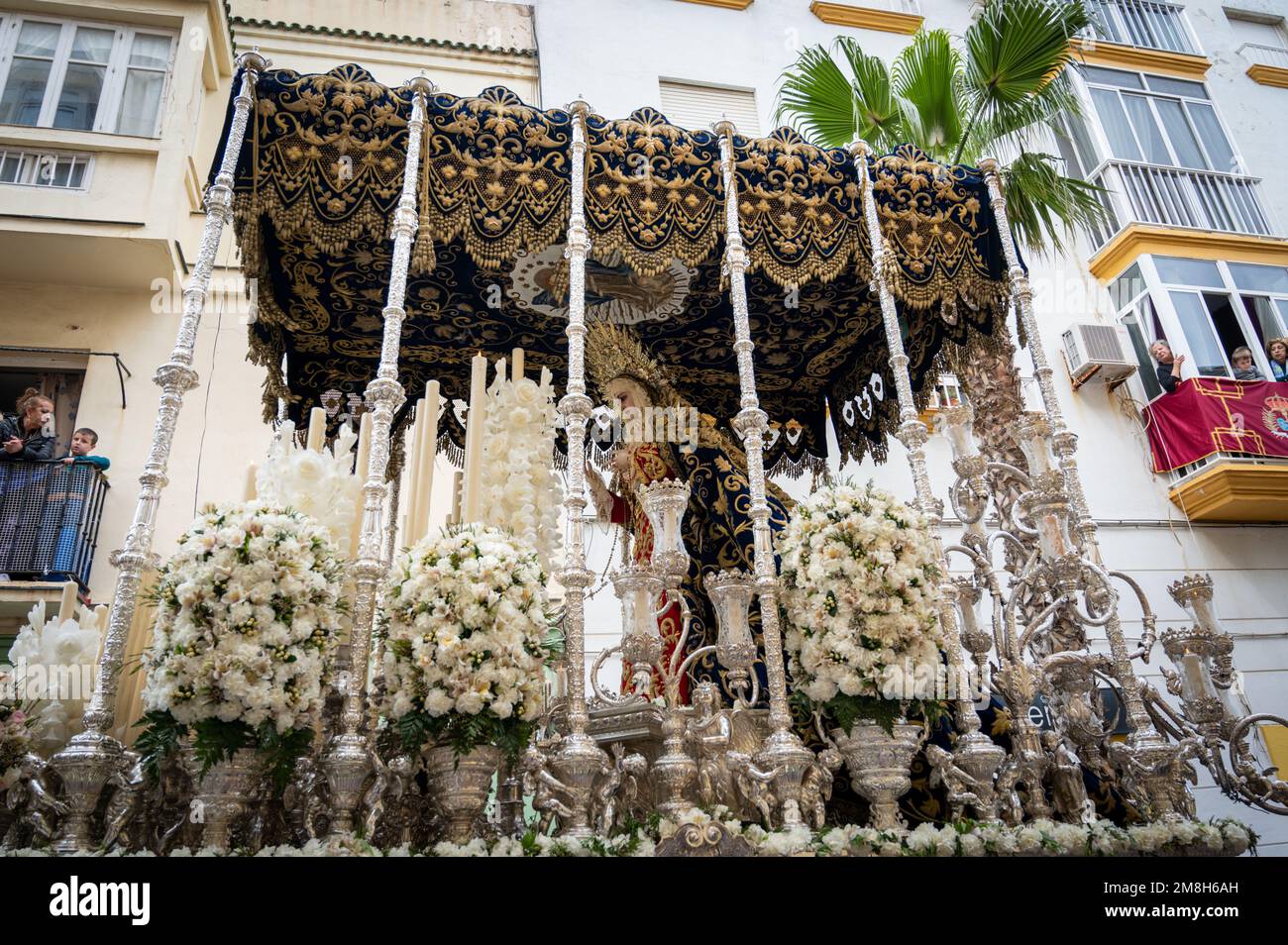 Detail eines Throns mit Madonna-Statue bei einer Osterparade während der Heiligen Woche oder Semana Santa in Cadiz, Spanien Stockfoto