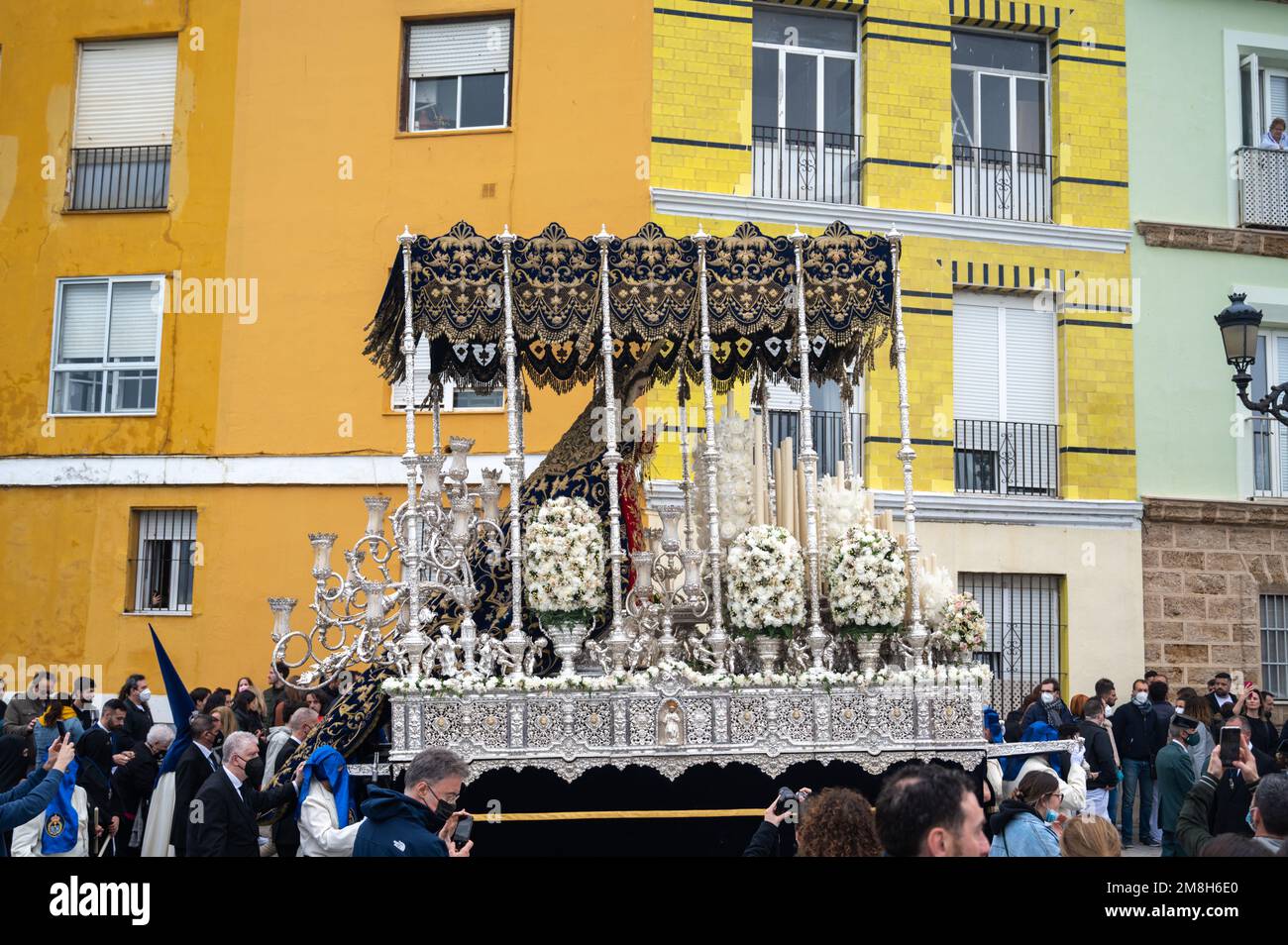 Detail eines Throns mit Madonna-Statue bei einer Osterparade während der Heiligen Woche oder Semana Santa in Cadiz, Spanien Stockfoto