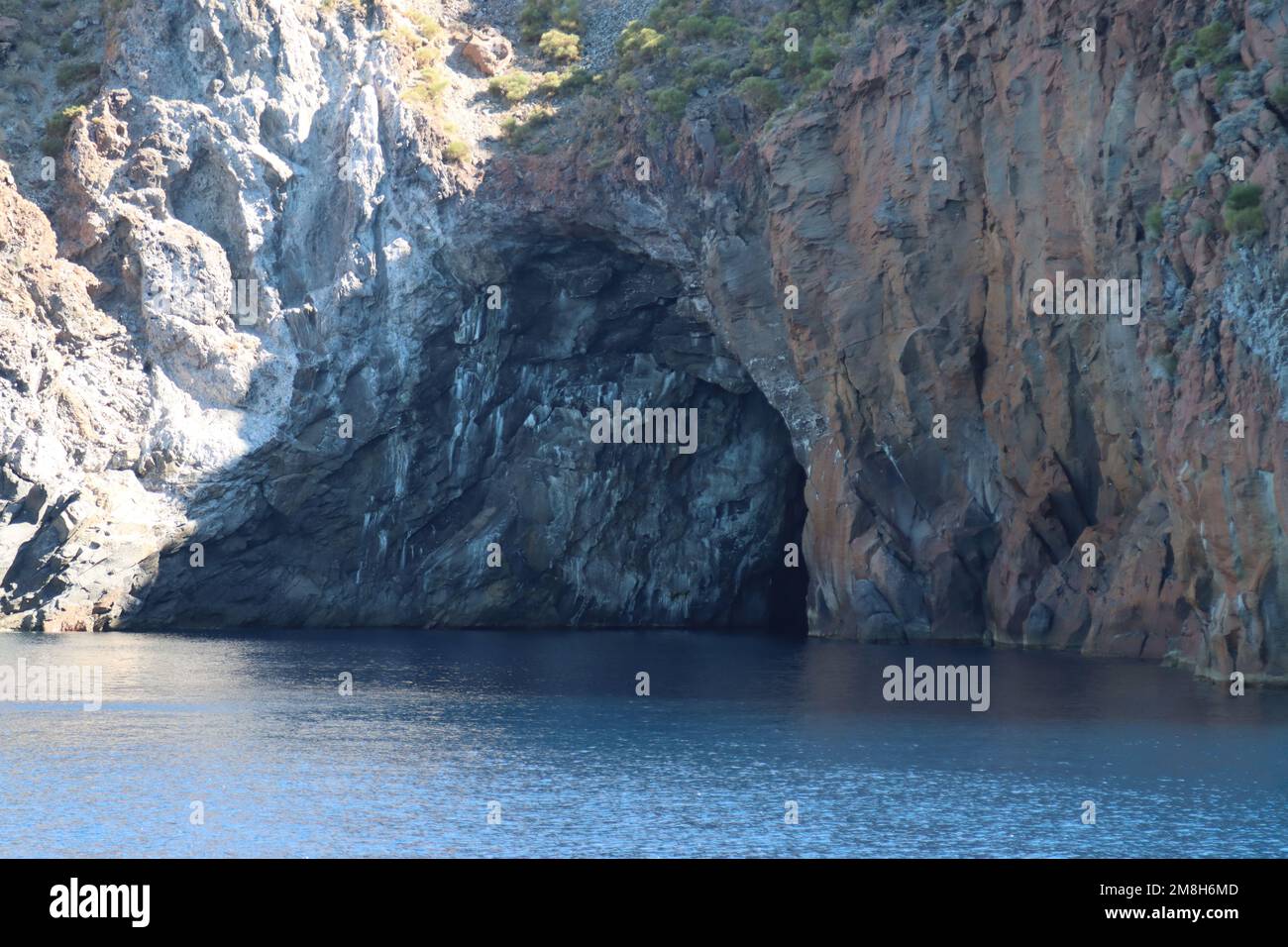 Ein Luftblick auf die Pferdehöhle Lipari, umgeben von Wasser in Sizilien Stockfoto