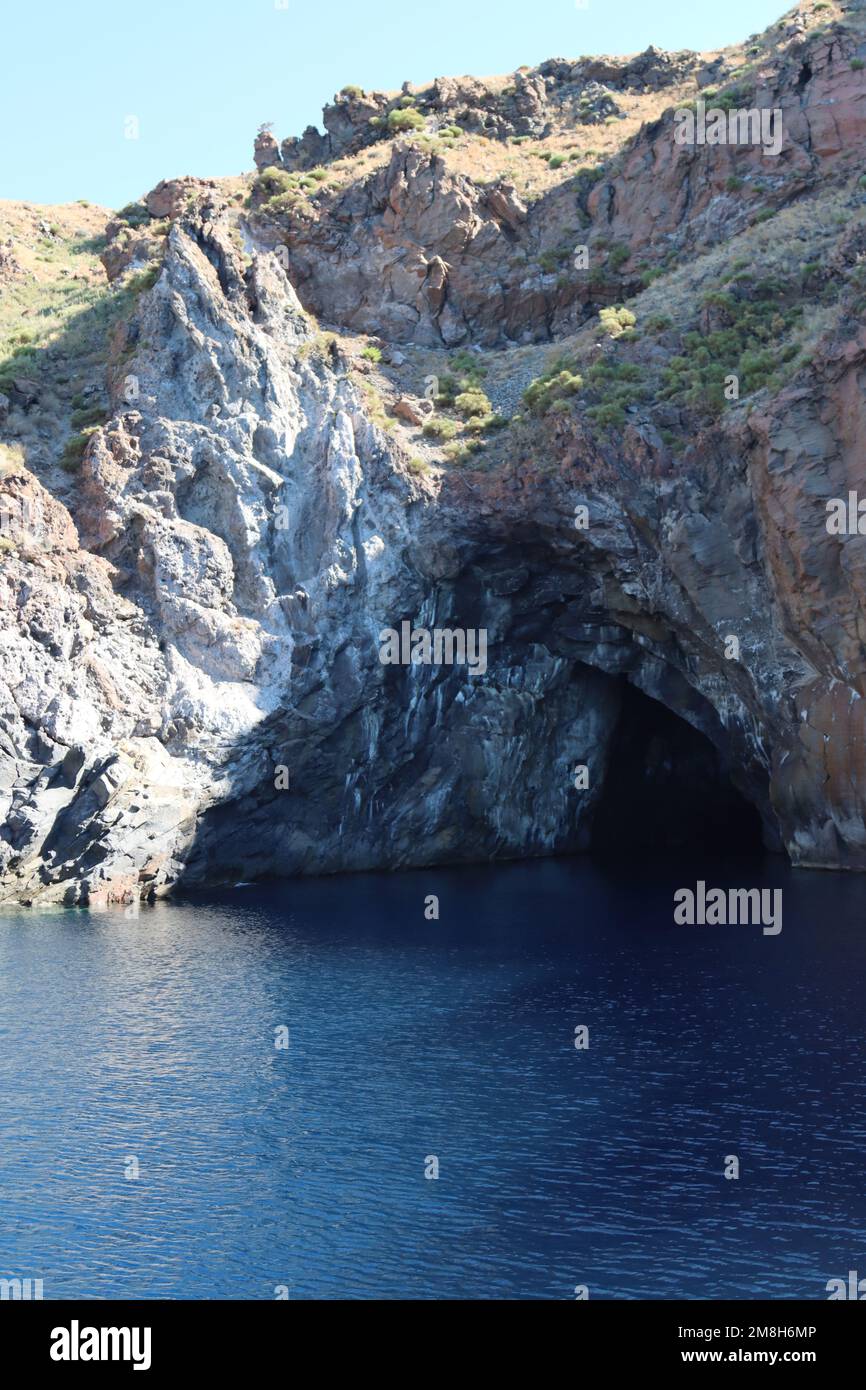 Ein Luftblick auf die Pferdehöhle Lipari, umgeben von Wasser in Sizilien Stockfoto