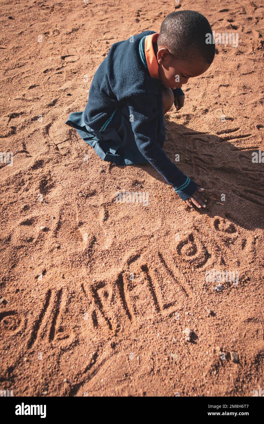 29.03.2022 Kisesa, Mwanza, Tansania, Kinder, die mit Sand spielen und Zahlen studieren Stockfoto