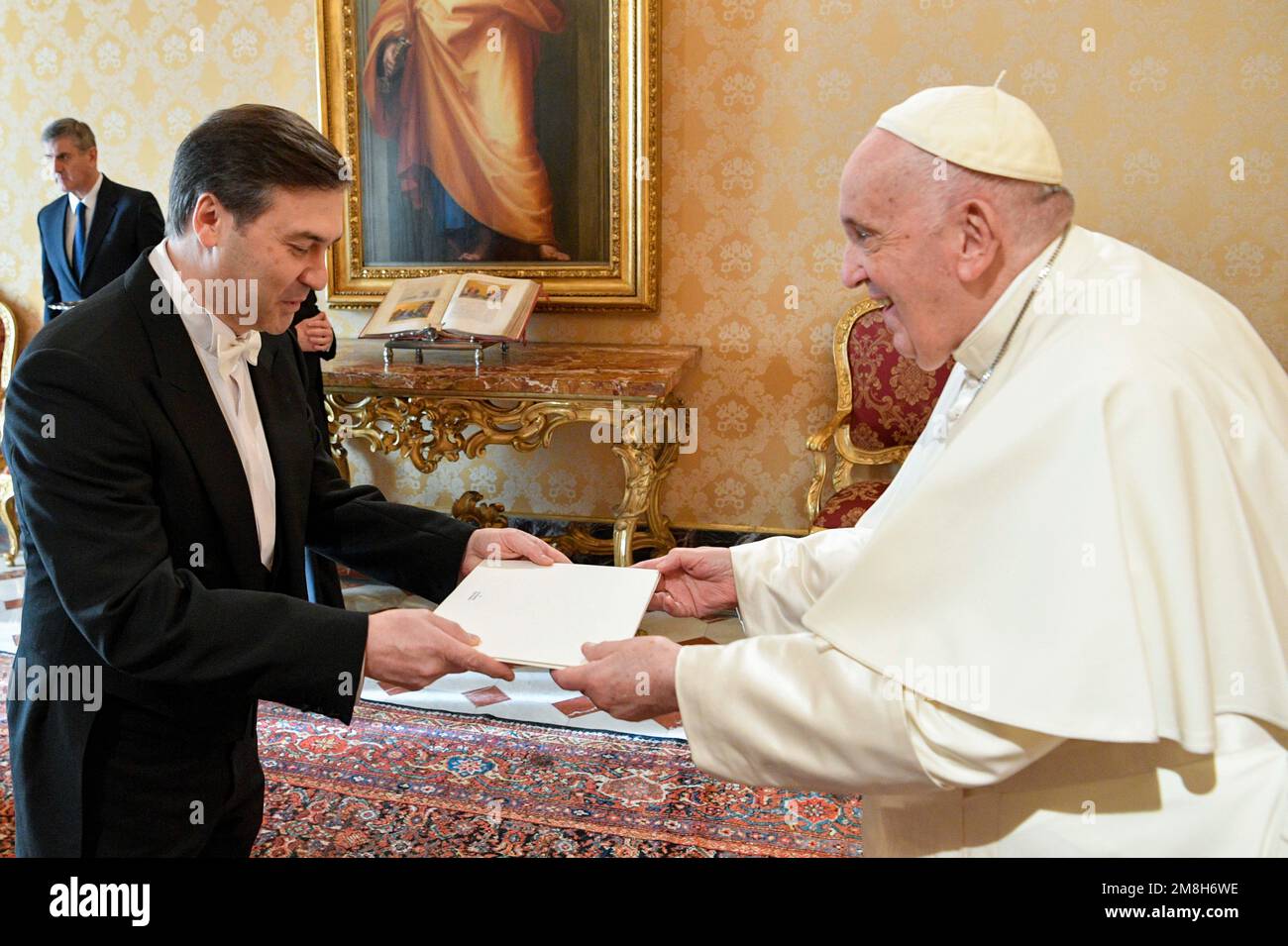 Vatikan, Vatikan. 14. Januar 2023. Italien, Rom, Vatikan, 2023/1/14. Papst Franziskus bei der Präsentation der Credence von H.E. Ilgar Yusif oglu Mukhtarov, Botschafter Aserbaidschans im Vatikan Foto der Vatikanischen Medien / katholisches Pressefoto . BESCHRÄNKT AUF REDAKTIONELLE VERWENDUNG - KEIN MARKETING - KEINE WERBEKAMPAGNEN. Kredit: Unabhängige Fotoagentur/Alamy Live News Stockfoto