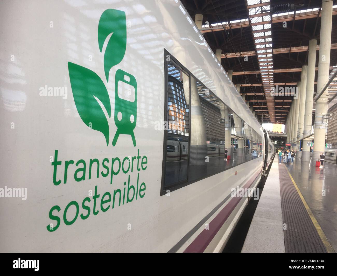 Logo für nachhaltigen Verkehr auf einem Hochgeschwindigkeitszug in Spanien Stockfoto