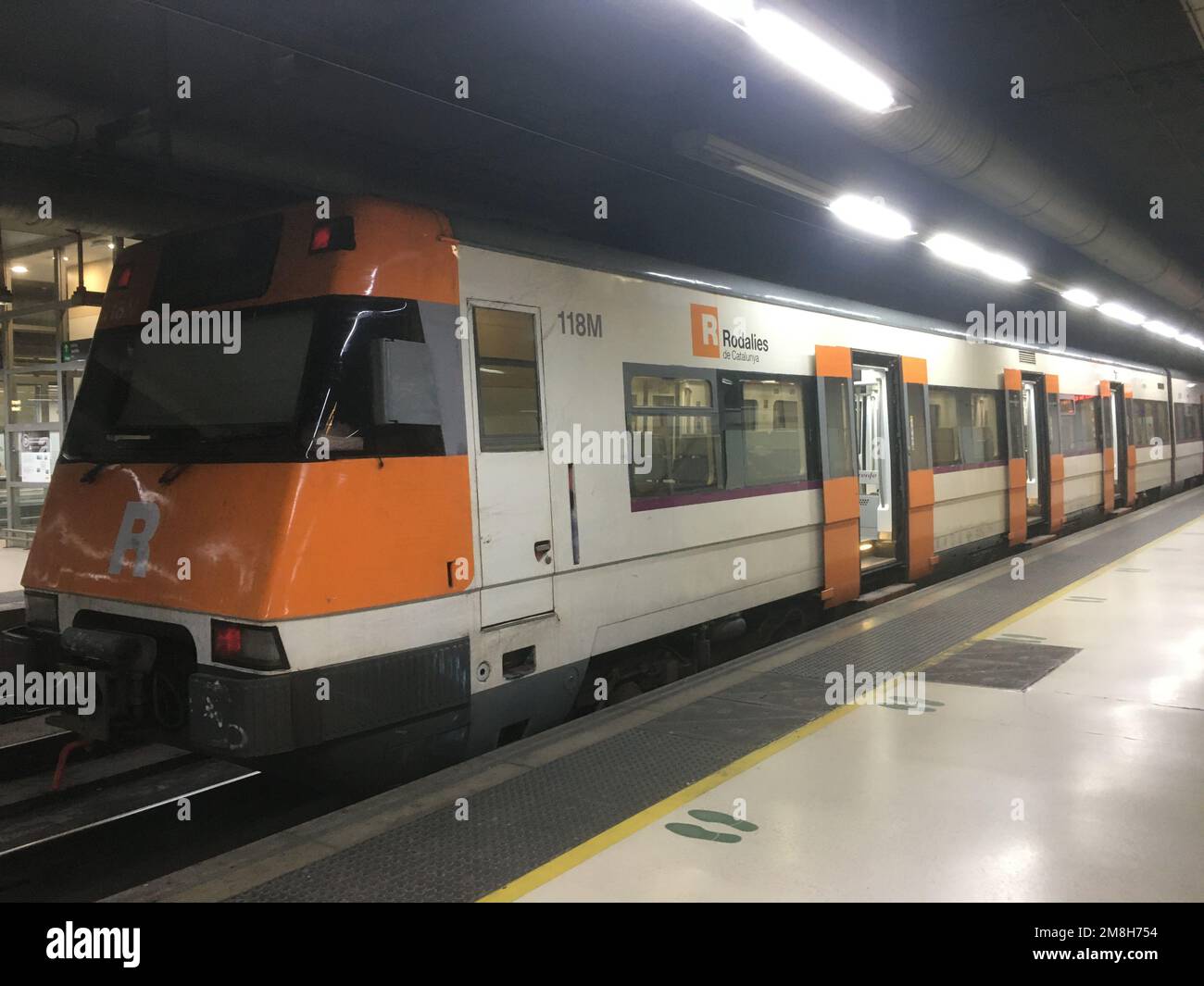 Pendlerzüge am Bahnhof Barcelona Stockfoto