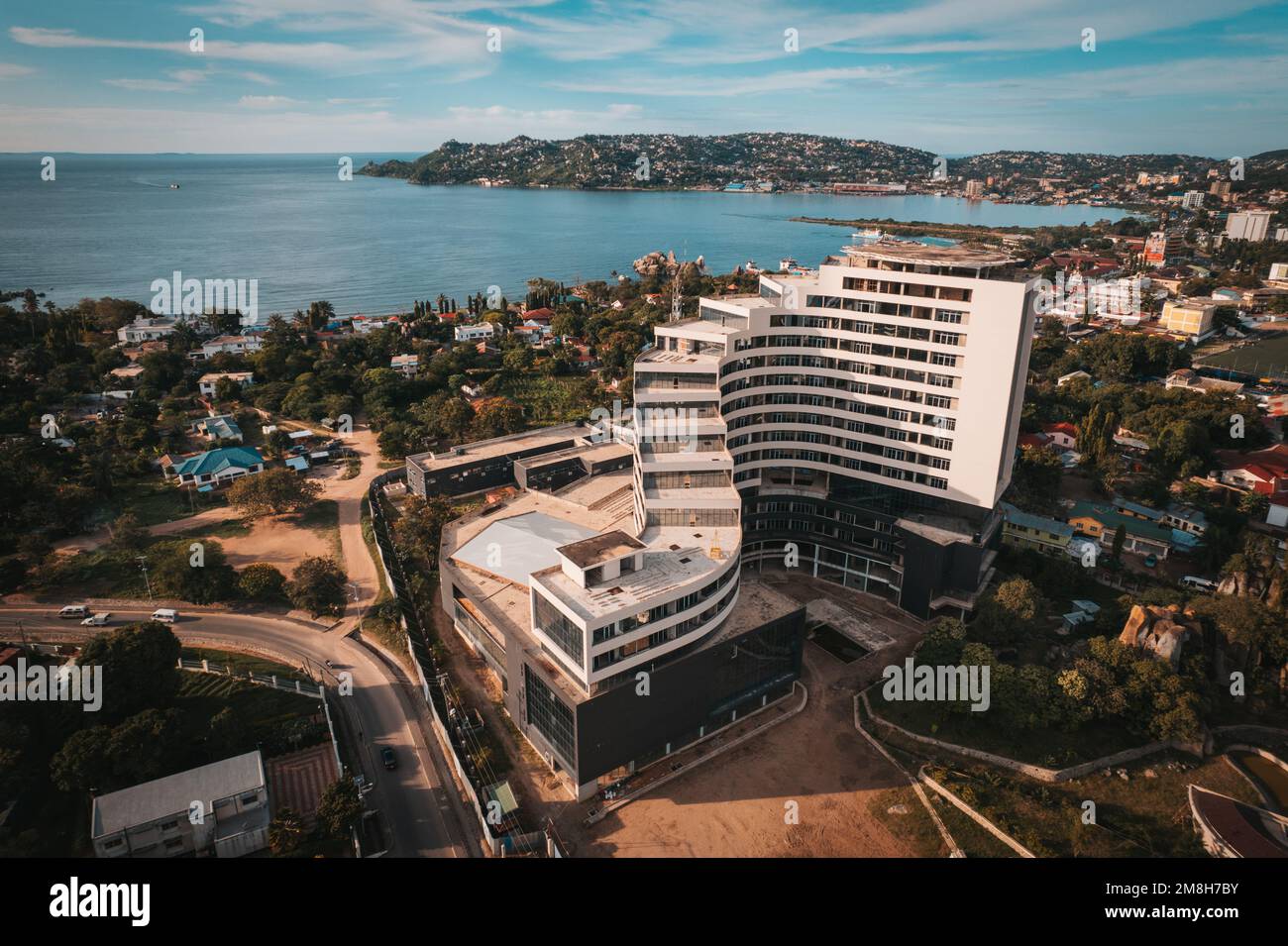 19.12.2022 - Mwanza, Tansania - Draufsicht über den Victoria-See und den großen Hotelkomplex in Afrika. 5-Sterne-NSSF-Touristenhotel. Stockfoto