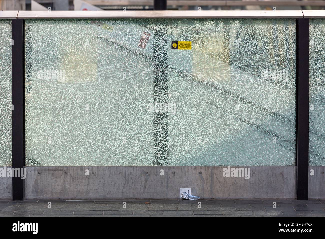 Das Fenster zerbrach in tausend Stücke einer Busunterkunft. Brüssel. Stockfoto