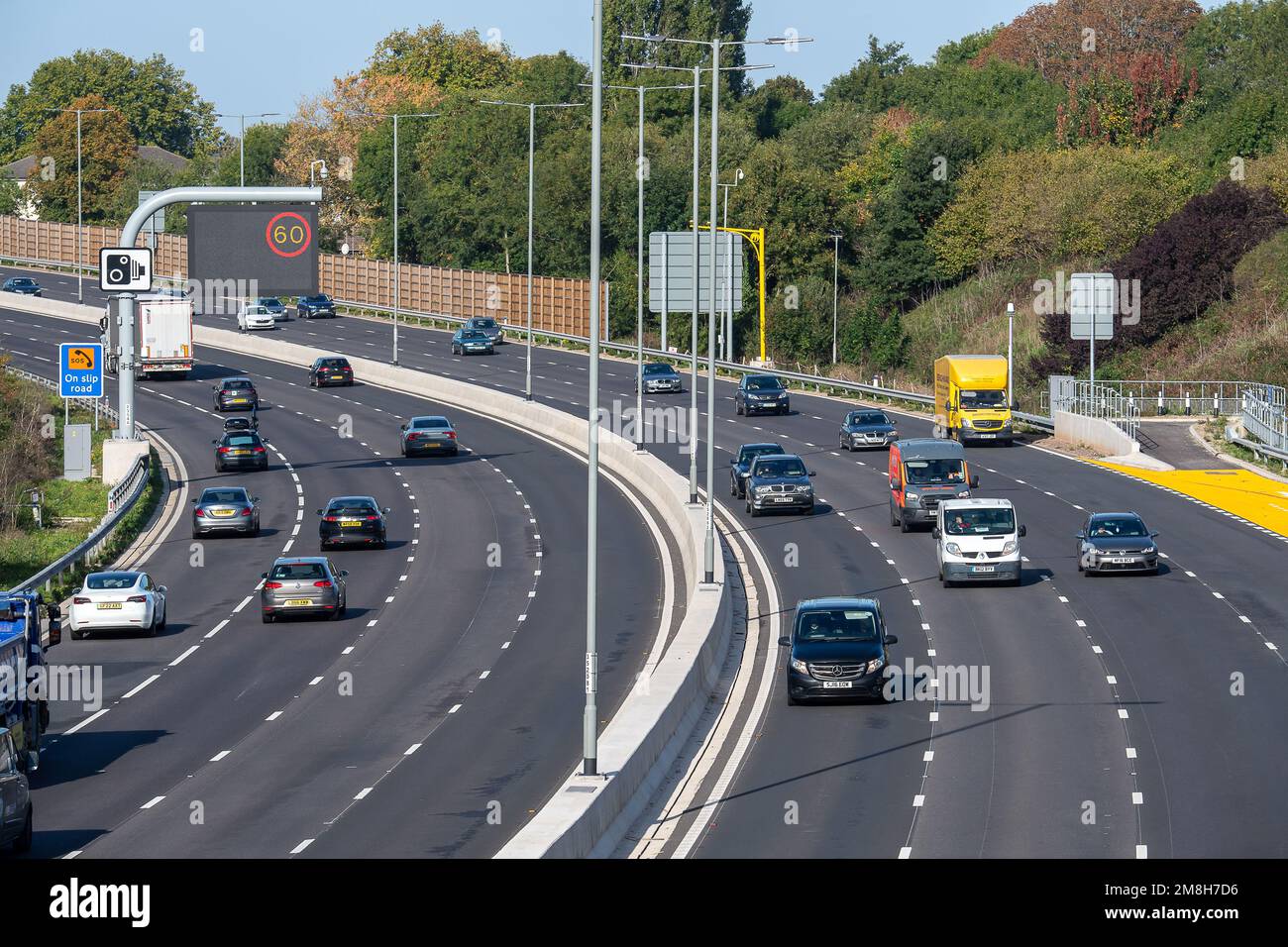 Slough, Berkshire, Großbritannien. 6. Oktober 2022. Radaranlagen zur Erkennung gestoppter Fahrzeuge auf der M4 Smart Motorway in Slough, Berkshire. Ein Teil des M4 wurde jetzt auf eine intelligente Autobahn aufgerüstet, die SVD-Radargeräte mit automatischer Unfallerkennung umfasst. Anschließend werden Warnmeldungen auf den deckenliegenden Gantry-Monitoren angebracht, die Autofahrer über defekte Fahrzeuge informieren und die entsprechende Spur schließen. Kredit: Maureen McLean/Alamy Stockfoto