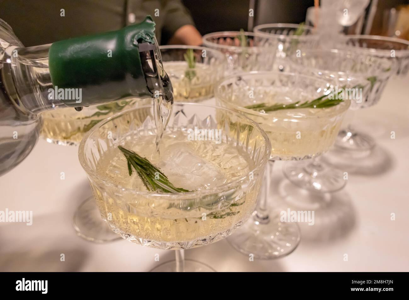 Champagner-Cocktails mit Gin und Rosmarin Stockfoto