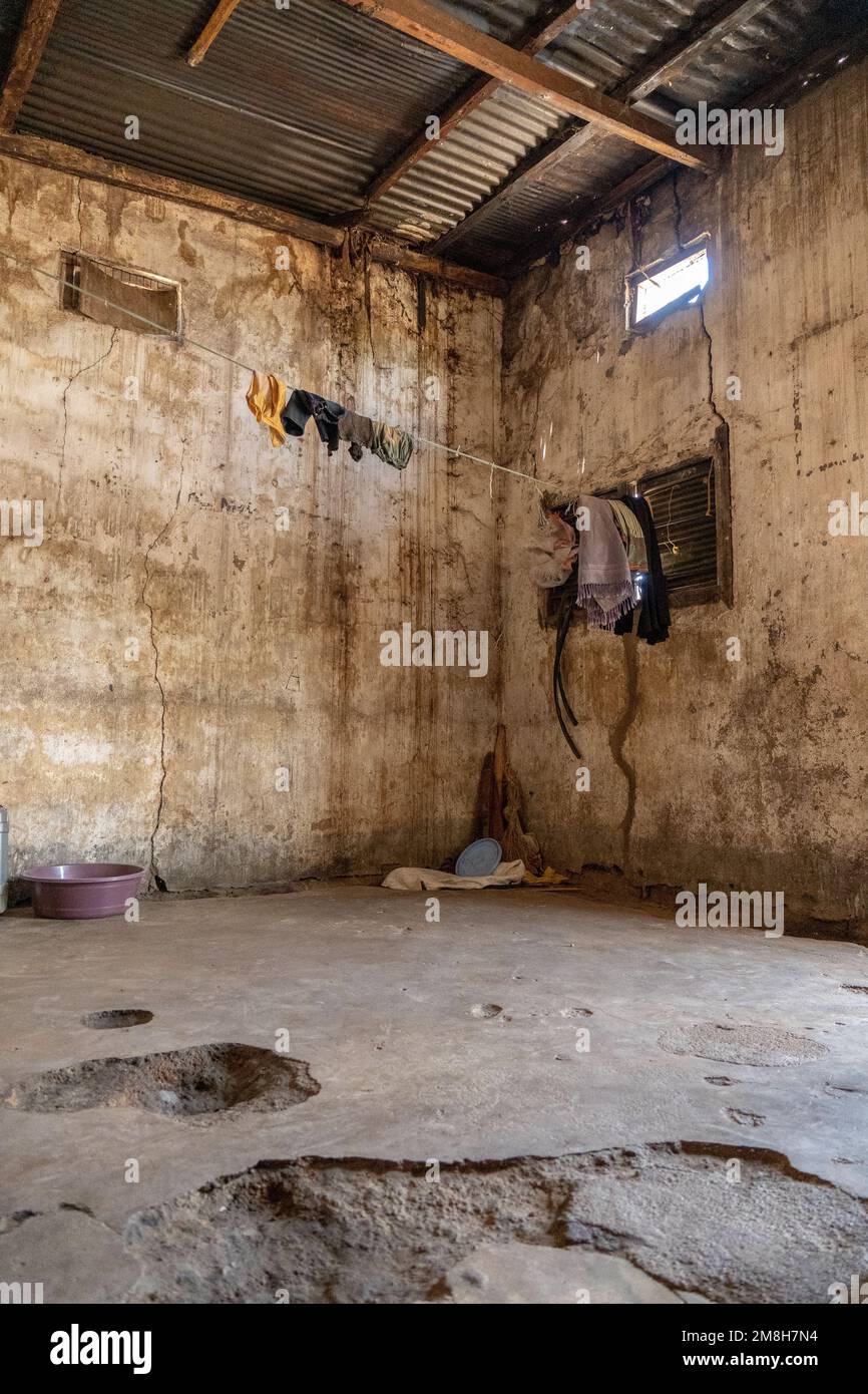 Ein altes und kaputtes Haus in einem Dorf in Afrika Stockfoto