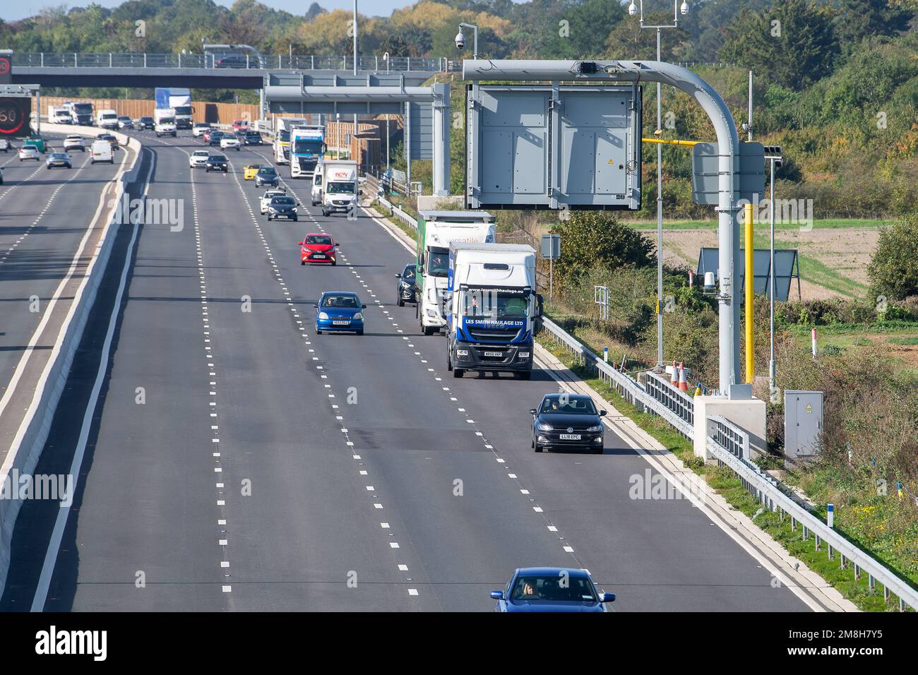 Taplow, Buckinghamshire, Großbritannien. 6. Oktober 2022. Radargeräte zur Erkennung gestoppter Fahrzeuge auf der M4 Smart Motorway in Taplow, Buckinghamshire. Ein Teil des M4 wurde jetzt auf eine intelligente Autobahn aufgerüstet, die SVD-Radargeräte mit automatischer Unfallerkennung umfasst. Anschließend werden Warnmeldungen auf den deckenliegenden Gantry-Monitoren angebracht, die Autofahrer über defekte Fahrzeuge informieren und die entsprechende Spur schließen. Kredit: Maureen McLean/Alamy Stockfoto