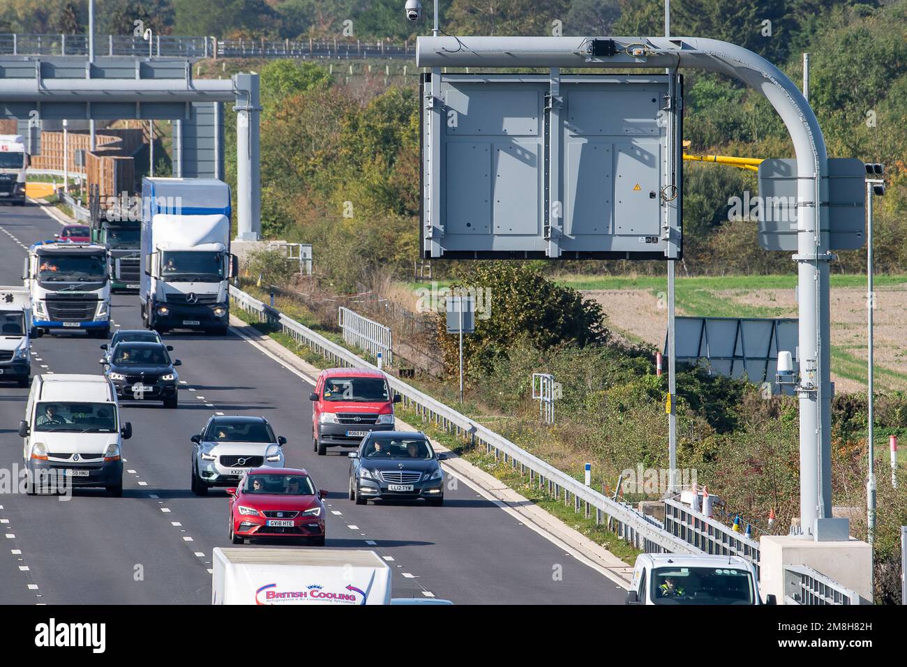 Taplow, Buckinghamshire, Großbritannien. 6. Oktober 2022. Radargeräte zur Erkennung gestoppter Fahrzeuge auf der M4 Smart Motorway in Taplow, Buckinghamshire. Ein Teil des M4 wurde jetzt auf eine intelligente Autobahn aufgerüstet, die SVD-Radargeräte mit automatischer Unfallerkennung umfasst. Anschließend werden Warnmeldungen auf den deckenliegenden Gantry-Monitoren angebracht, die Autofahrer über defekte Fahrzeuge informieren und die entsprechende Spur schließen. Kredit: Maureen McLean/Alamy Stockfoto