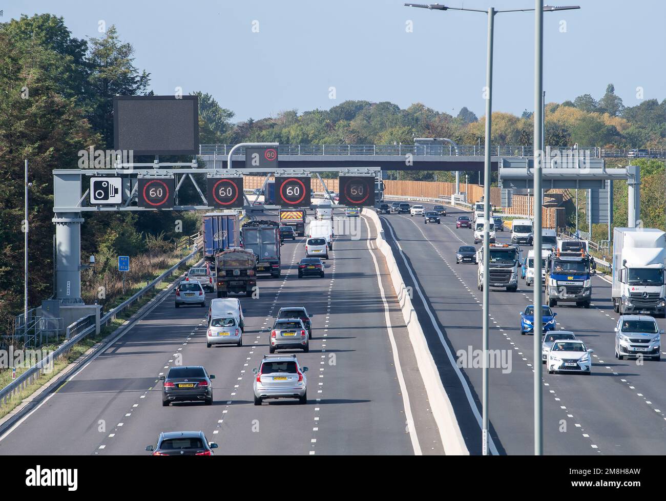 Taplow, Buckinghamshire, Großbritannien. 6. Oktober 2022. Radargeräte zur Erkennung gestoppter Fahrzeuge auf der M4 Smart Motorway in Taplow, Buckinghamshire. Ein Teil des M4 wurde jetzt auf eine intelligente Autobahn aufgerüstet, die SVD-Radargeräte mit automatischer Unfallerkennung umfasst. Anschließend werden Warnmeldungen auf den deckenliegenden Gantry-Monitoren angebracht, die Autofahrer über defekte Fahrzeuge informieren und die entsprechende Spur schließen. Kredit: Maureen McLean/Alamy Stockfoto