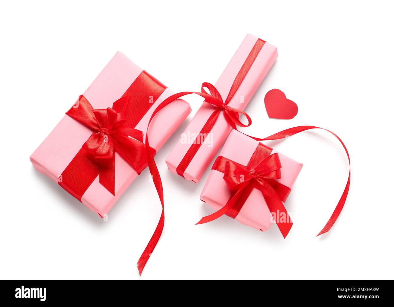 Geschenkschachteln und Pailletten auf weißem Hintergrund. Valentinstag-Feier Stockfoto