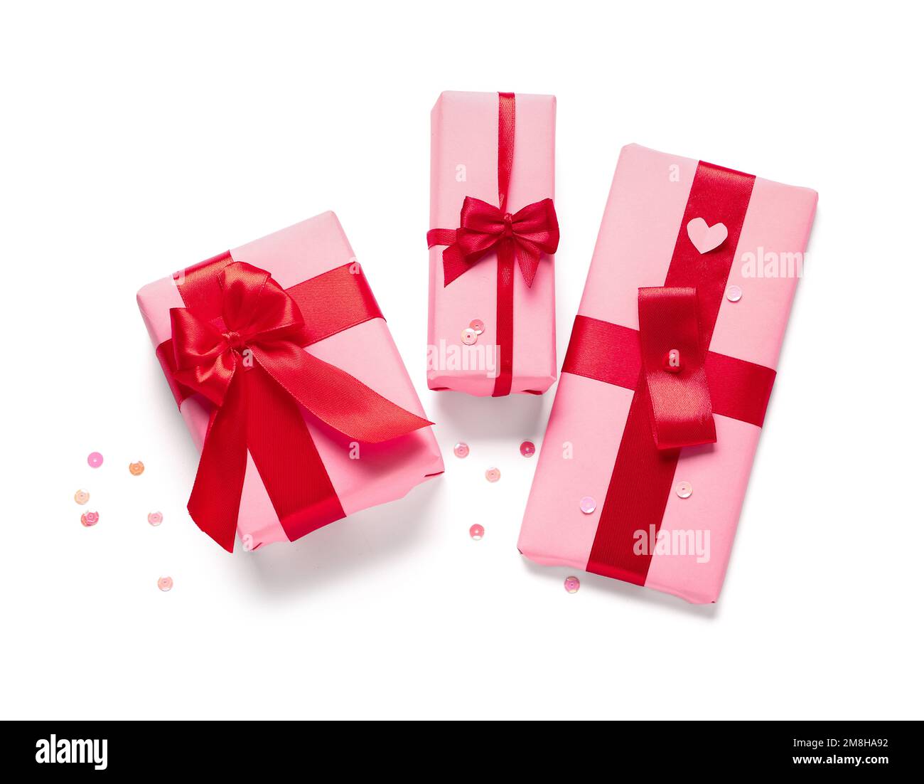 Geschenkschachteln und Pailletten auf weißem Hintergrund. Valentinstag-Feier Stockfoto