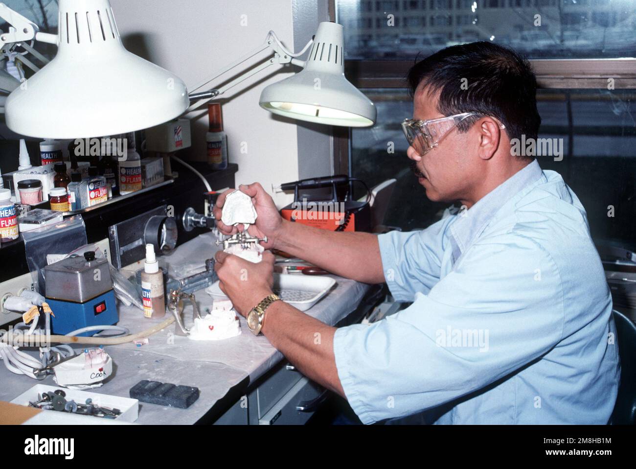 Zahntechniker DER 1. Klasse Fontanilla arbeitet an Prothesenformen an der NAS, Whidbey Island Zahnklinik. Basis: Marine Air Station Whidbey Island Staat: Washington (WA) Land: Vereinigte Staaten von Amerika (USA) Stockfoto