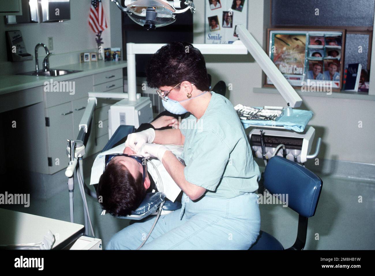 CMDR. Davison, Zahnarzt an der NAS, Whidbey Island Zahnklinik, führt Mundchirurgie durch. Basis: Marine Air Station Whidbey Island Staat: Washington (WA) Land: Vereinigte Staaten von Amerika (USA) Stockfoto