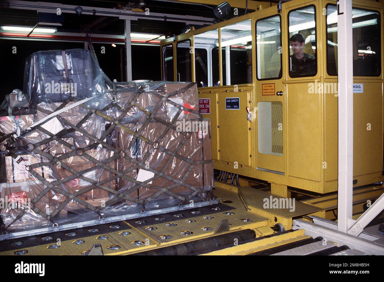 TECH. SGT. Charles Madigan, ein 316. Aerial Port Squadron Cargo Processing Swing Supervisor, betreibt das Elevating Transfer Vehicle (ETV), eine Komponente des Mechanized Material Handling System (MMHS), das zum Bergen und Transportieren von Paletten zu und von bestimmten Lagerbehältern verwendet wird. Die MMHA wird für die kurzfristige Lagerung von Paletten verwendet, die auf das Verladen in Flugzeuge warten. Das System wird für die kurzfristige Lagerung von Paletten verwendet, die auf das Verladen in Flugzeuge warten. Basis: Yokota Air Base Country: Japan (JPN) Stockfoto
