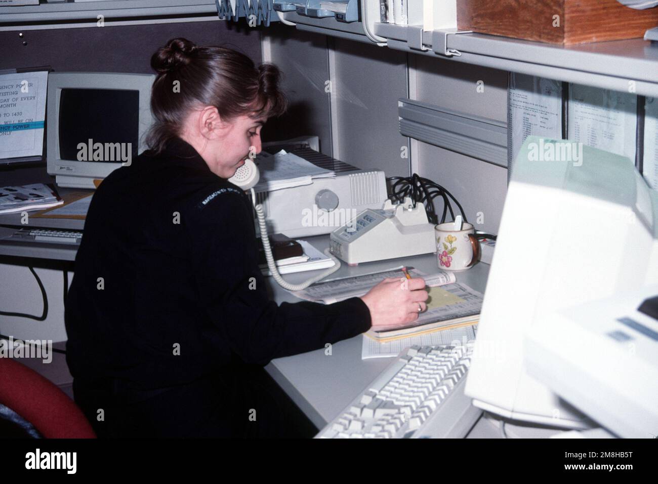 Zahntechniker 2. Klasse Menard bestätigt Patiententermine in der NAS, Whidbey Island Zahnklinik. Basis: Marine Air Station Whidbey Island Staat: Washington (WA) Land: Vereinigte Staaten von Amerika (USA) Stockfoto