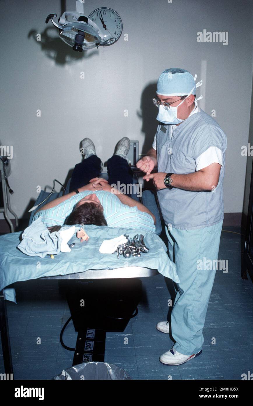 Zahntechniker 3. Klasse Bonilla bereitet einen Patienten auf die Zahnoperation an der NAS, Whidbey Island Zahnklinik vor. Basis: Marine Air Station Whidbey Island Staat: Washington (WA) Land: Vereinigte Staaten von Amerika (USA) Stockfoto