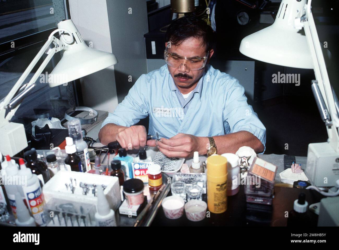 Zahntechniker DER 1. Klasse Fontanilla arbeitet an Prothesenformen an der NAS, Whidbey Island Zahnklinik. Basis: Marine Air Station Whidbey Island Staat: Washington (WA) Land: Vereinigte Staaten von Amerika (USA) Stockfoto