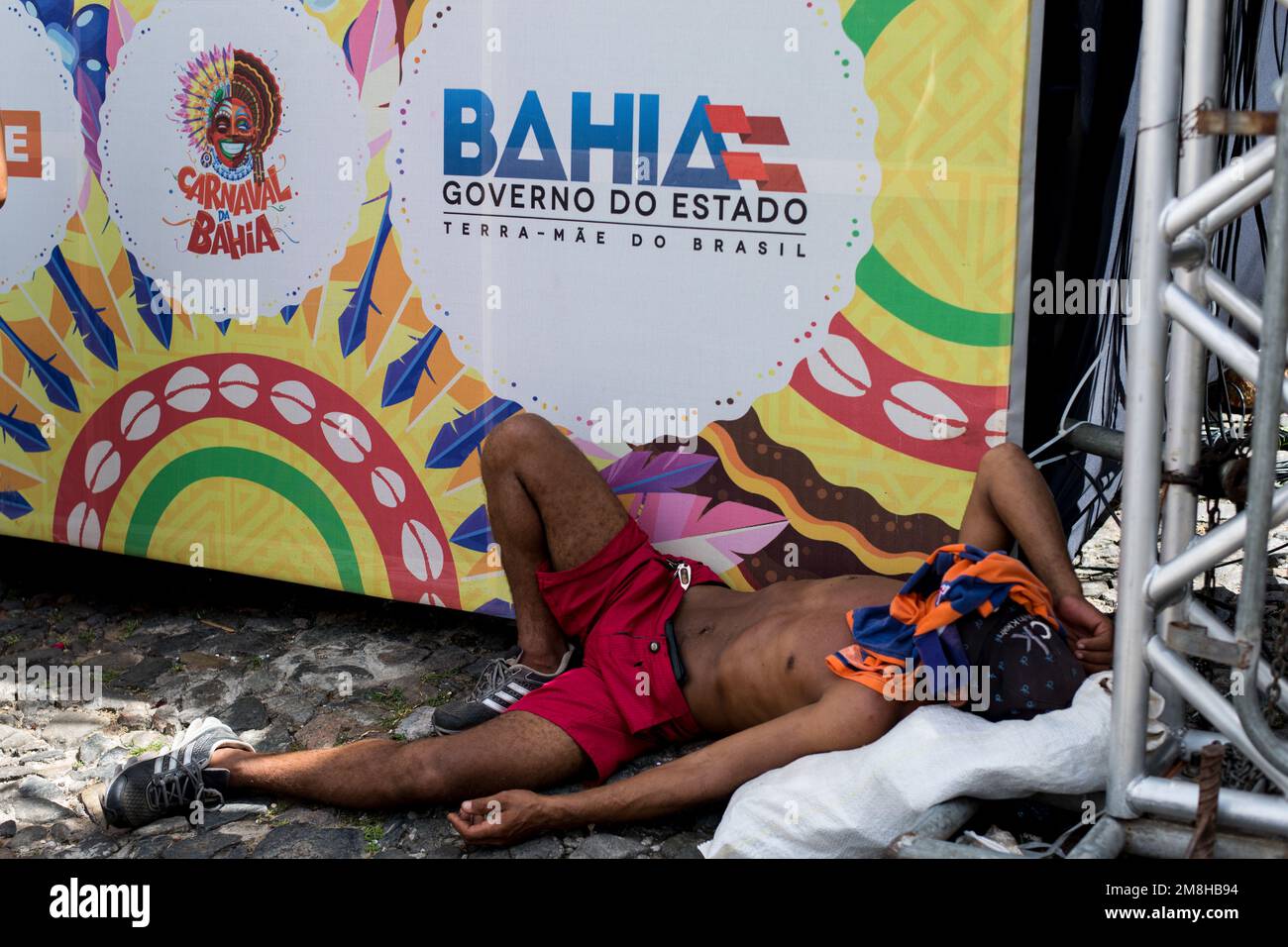 Salvador, Bahia, Brasilien - 11. Februar 2018: Salvador, Bahia, Brasilien - 09. Februar 2018: Menschen schlafen während des Karnevals in den Straßen von Pelourinho Stockfoto