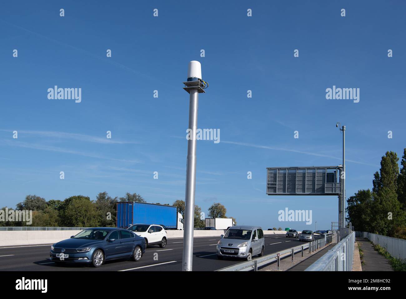 Dorney Reach, Buckinghamshire, Großbritannien. 6. Oktober 2022. Radargeräte zur Erkennung gestoppter Fahrzeuge auf der M4 Smart Motorway in Dorney Reach, Buckinghamshire. Ein Teil des M4 wurde jetzt auf eine intelligente Autobahn aufgerüstet, die SVD-Radargeräte mit automatischer Unfallerkennung umfasst. Anschließend werden Warnmeldungen auf den deckenliegenden Gantry-Monitoren angebracht, die Autofahrer über defekte Fahrzeuge informieren und die entsprechende Spur schließen. Kredit: Maureen McLean/Alamy Stockfoto