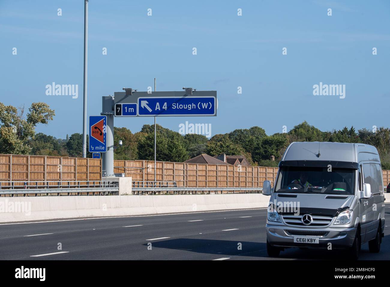 Dorney Reach, Buckinghamshire, Großbritannien. 6. Oktober 2022. Radargeräte zur Erkennung gestoppter Fahrzeuge auf der M4 Smart Motorway in Dorney Reach, Buckinghamshire. Ein Teil des M4 wurde jetzt auf eine intelligente Autobahn aufgerüstet, die SVD-Radargeräte mit automatischer Unfallerkennung umfasst. Anschließend werden Warnmeldungen auf den deckenliegenden Gantry-Monitoren angebracht, die Autofahrer über defekte Fahrzeuge informieren und die entsprechende Spur schließen. Kredit: Maureen McLean/Alamy Stockfoto