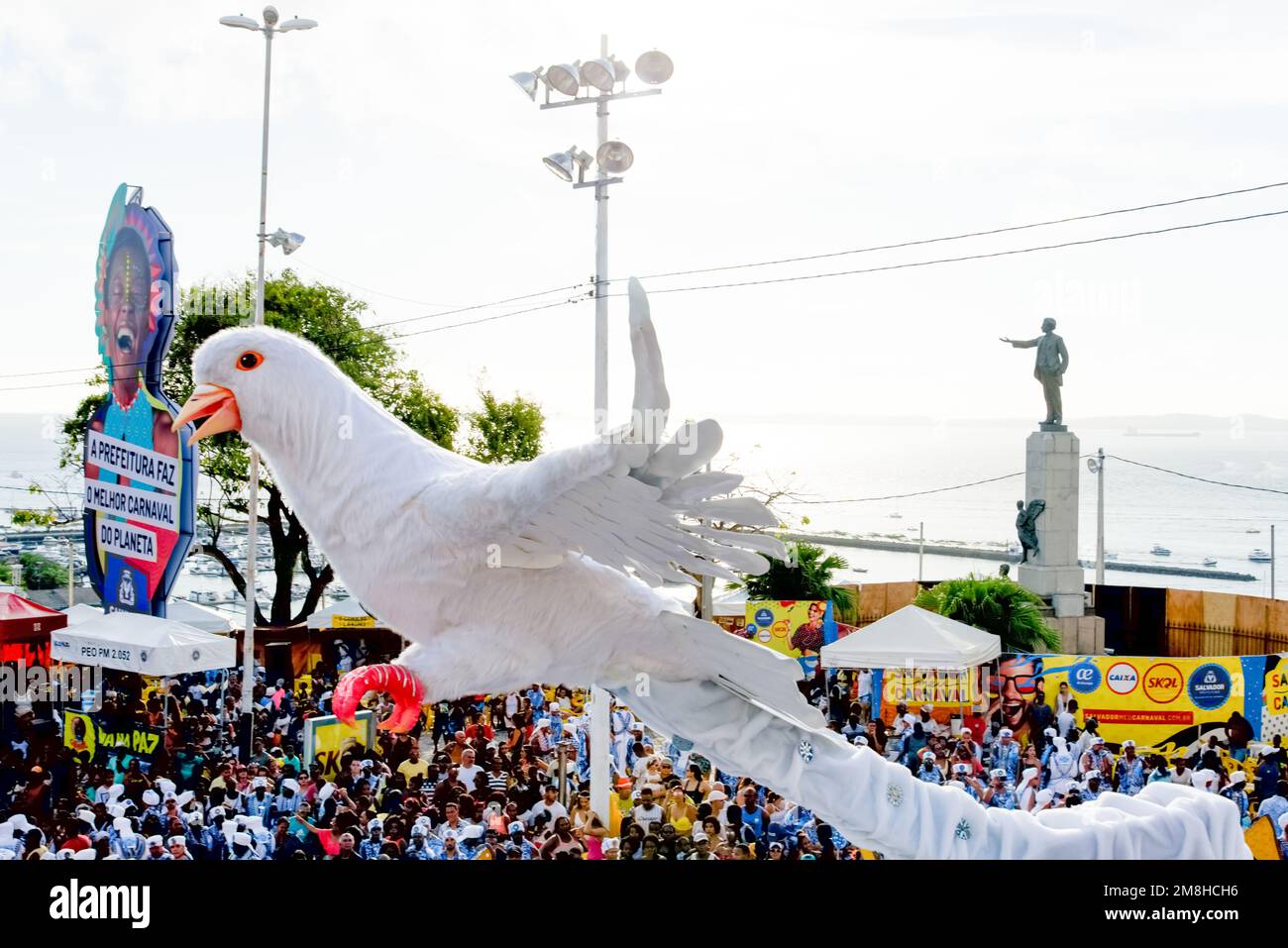 Salvador, Bahia, Brasilien - 11. Februar 2018: Die Menge des traditionellen Karnevalsblocks Filhos de Gandy ist während des Karnevals i auf dem Platz der Castro Alves zu sehen Stockfoto