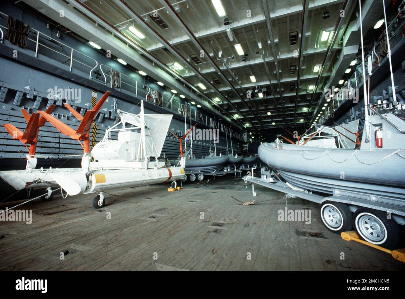 Ein Blick auf einen Minenschlitten mit Tragflächenboot Mark 150 und mehrere aufblasbare starre Rumpf-Boote der Helicopter Mine Gegenmaßnahmen Squadron 15 (HM-15), die im Bohrlochdeck der Amphibienladerampe USS DULUTH (LPD-6) befestigt sind. Die DULUTH fungiert als Plattform für HM-15-Operationen während der gemeinsamen US-amerikanischen - Kanadische Flottenübung MARCOT '93. Betreff Betrieb/Serie: MARCOT '93 Land: Pazifik (POC) Stockfoto